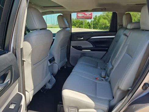 Used 2018 Toyota Highlander XLE FWD image 17