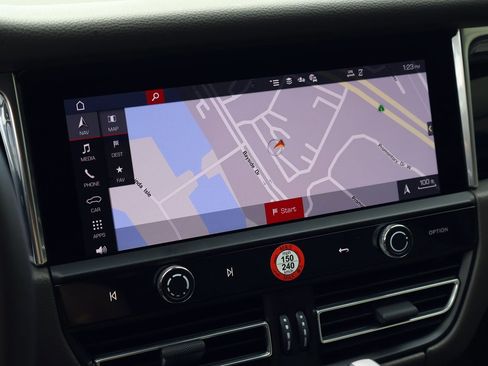 Certified 2025 Porsche Macan image 18