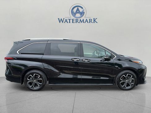 Used 2025 Toyota Sienna Platinum AWD/4WD image 6