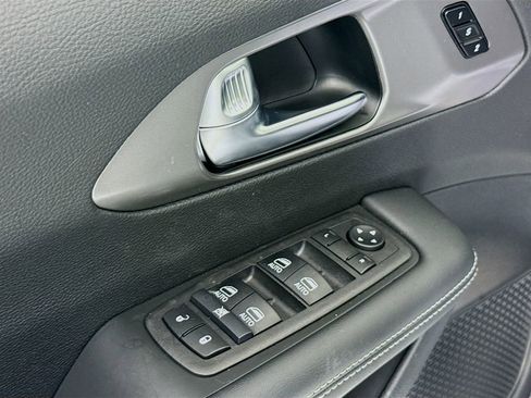 Used 2025 Chrysler Pacifica Select image 17