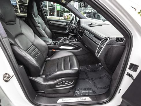 Used 2023 Porsche Cayenne Turbo S AWD/4WD image 32