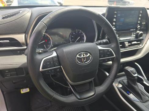Used 2022 Toyota Highlander XLE FWD image 7