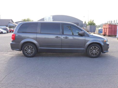 Used 2017 Dodge Grand Caravan SE FWD image 4