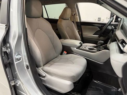 Used 2024 Toyota Highlander LE image 37