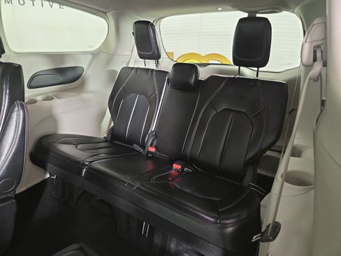 Certified 2024 Chrysler Pacifica Touring-L FWD image 14
