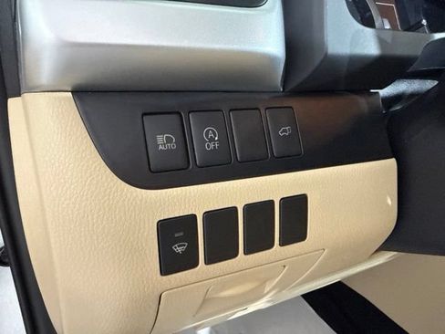 Used 2019 Toyota Highlander XLE FWD image 17