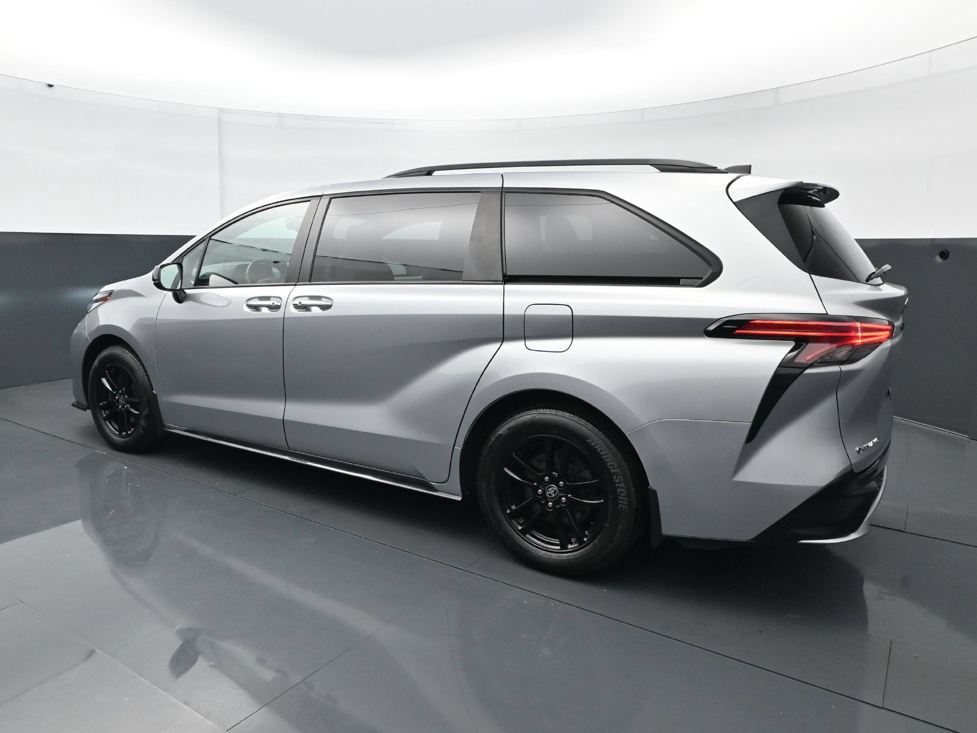 Used 2025 Toyota Sienna XSE AWD/4WD image 4