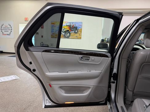 Used 2009 Cadillac DTS w/ Trunk Convenience Package FWD image 23