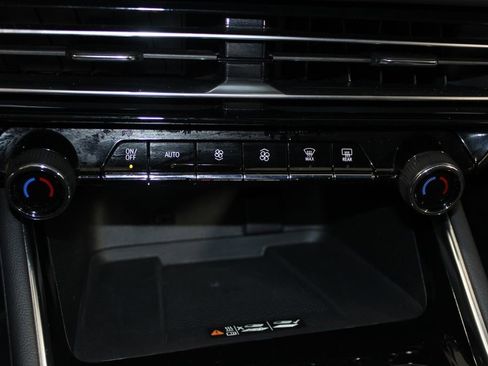 Used 2024 Chevrolet Traverse LT image 45