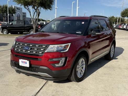 Used 2017 Ford Explorer XLT image 9