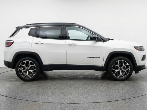 Used 2025 Jeep Compass Limited image 11