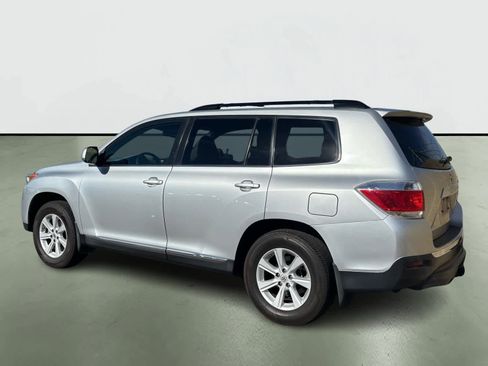 Used 2012 Toyota Highlander SE w/ Tow Pkg image 3