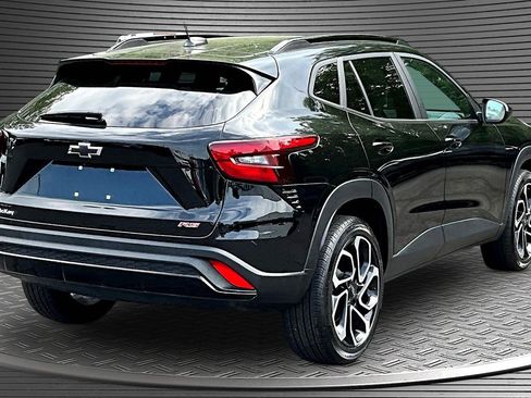 Used 2024 Chevrolet Trax RS w/ Sunroof Package FWD image 6
