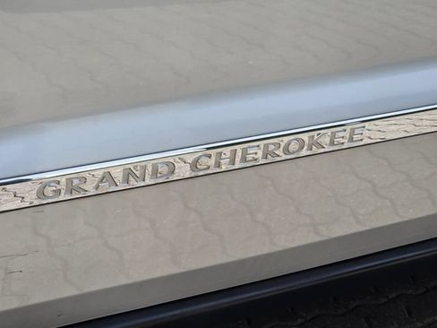 Used 2013 Jeep Grand Cherokee Laredo RWD image 12