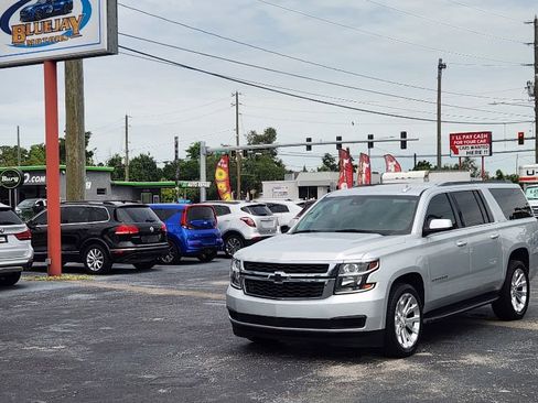 Used 2018 Chevrolet Suburban LT RWD image 1