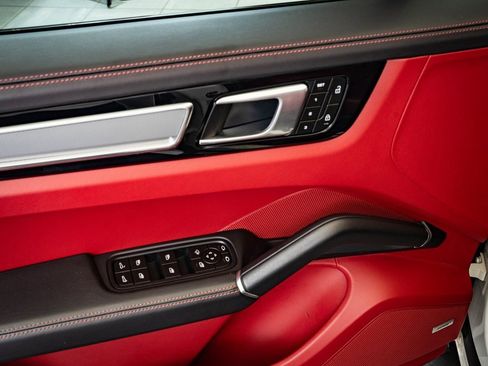 Certified 2023 Porsche Cayenne Platinum Edition image 24