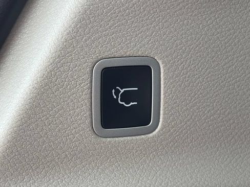 Used 2022 Chrysler Voyager LX FWD image 45