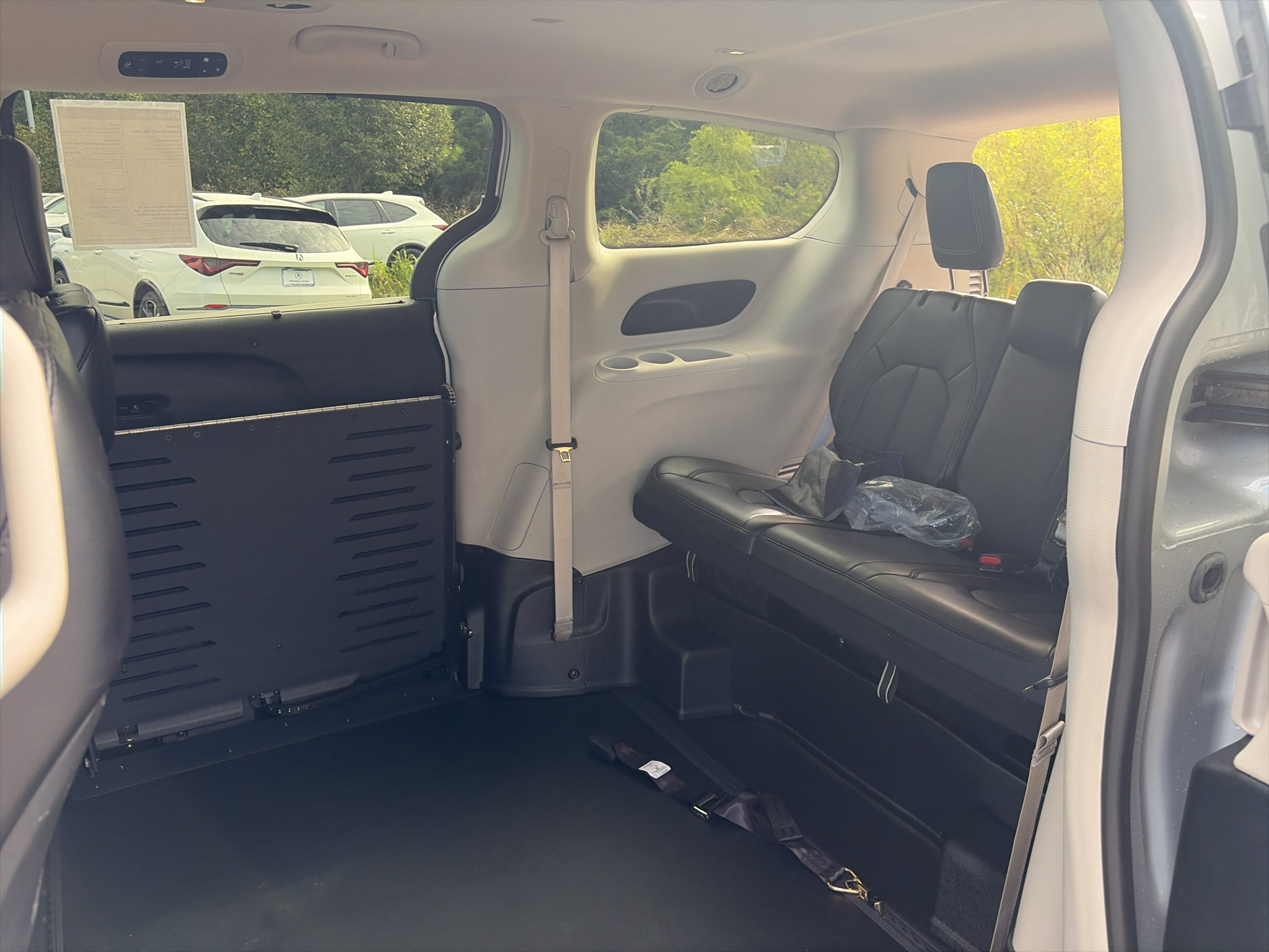 Used 2024 Chrysler Pacifica Touring-L FWD image 21