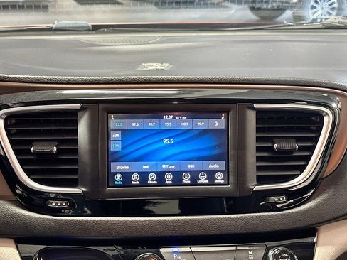 Used 2019 Chrysler Pacifica L FWD image 15