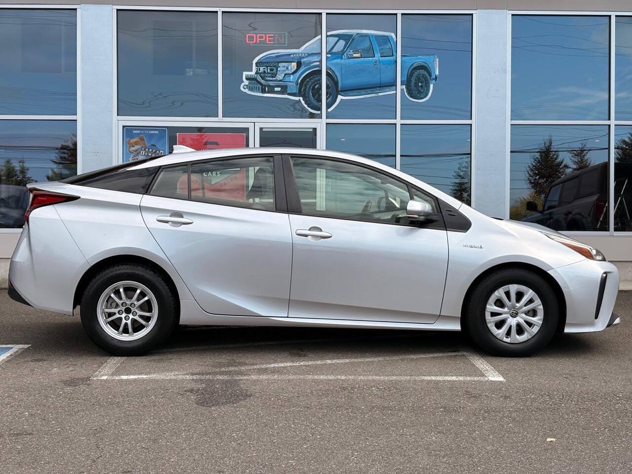 Used 2019 Toyota Prius L Eco FWD image 4