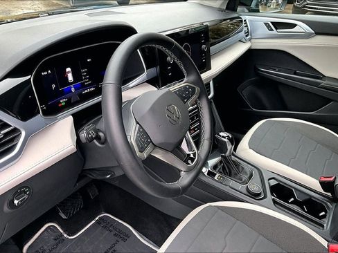 Certified 2025 Volkswagen Taos SE w/ Panoramic Sunroof Package image 14