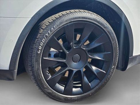Used 2021 Tesla Model Y Long Range image 21
