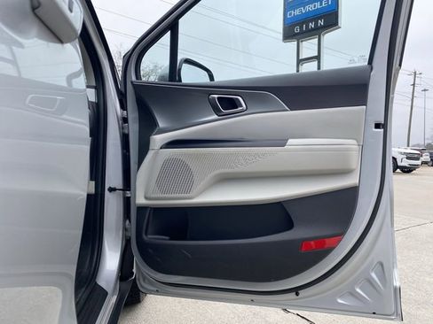 Used 2023 Kia Carnival LX image 28