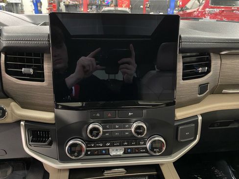 Used 2024 Ford Expedition Max Limited image 19