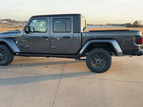 New 2025 Jeep Gladiator Sport image 6