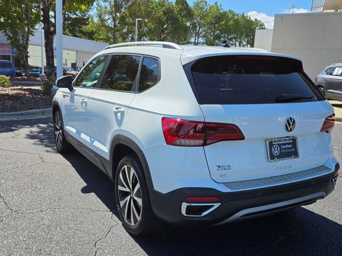 Used 2023 Volkswagen Taos SE w/ Panoramic Sunroof Package FWD image 3