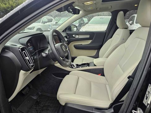 Used 2025 Volvo XC40 B5 Plus w/ Protection Package Premier image 22