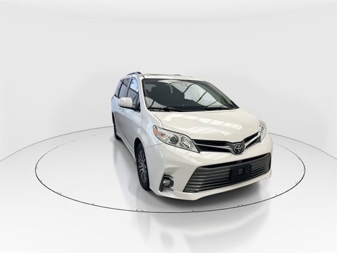 Used 2018 Toyota Sienna XLE w/ XLE Navigation Package image 2