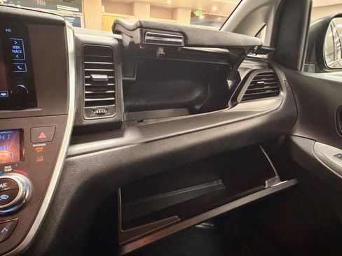 Used 2016 Toyota Sienna SE image 18