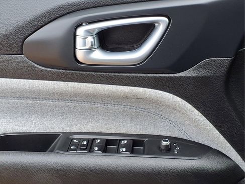 Used 2023 Jeep Compass Sport image 17