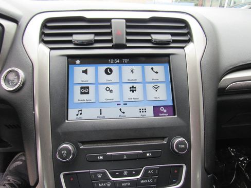 Used 2017 Ford Fusion SE w/ Fusion SE Technology Package FWD image 12