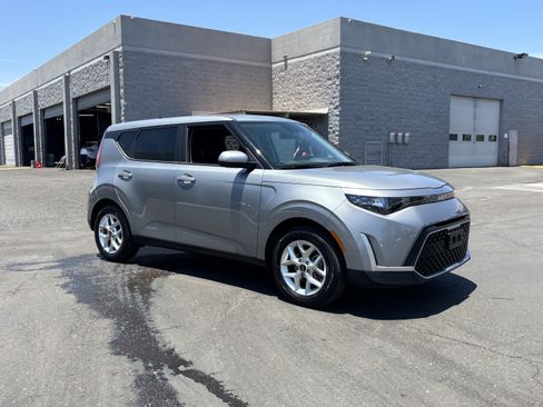 Certified 2025 Kia Soul LX w/ LX Technology Package FWD image 31