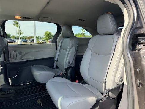 Used 2023 Toyota Sienna XLE FWD image 15