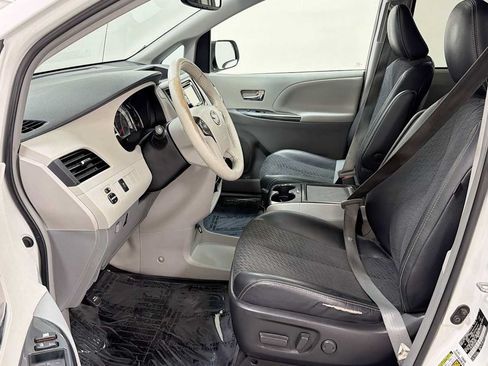Used 2014 Toyota Sienna SE FWD image 13