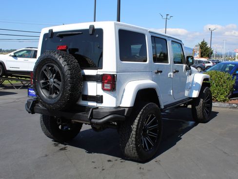 Used 2017 Jeep Wrangler Unlimited Sahara AWD/4WD image 6