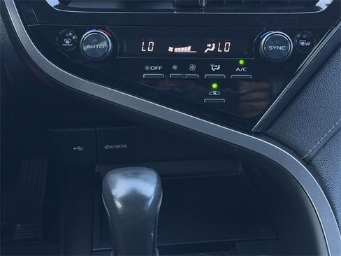 Used 2022 Toyota Camry SE image 19