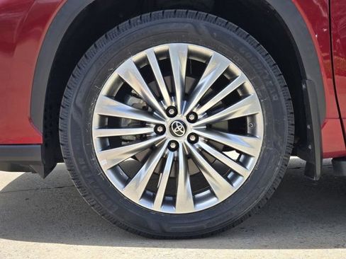 Used 2023 Toyota Highlander Platinum FWD image 11