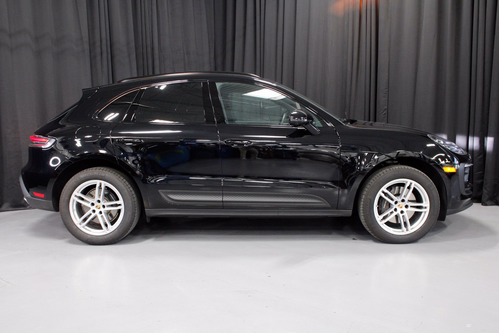 Certified 2025 Porsche Macan AWD/4WD image 8