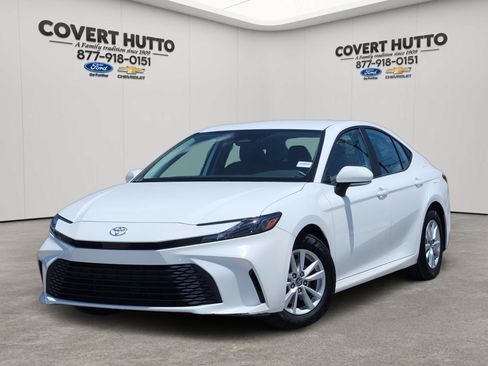 Used 2025 Toyota Camry LE FWD image 1