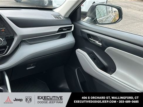 Used 2022 Toyota Highlander XLE image 25