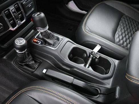 Used 2024 Jeep Wrangler Unlimited Sahara w/ Technology Group AWD/4WD image 24