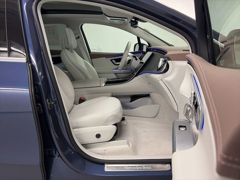 Used 2023 Mercedes-Benz EQE 350+ 4MATIC SUV w/ Exclusive Trim Package image 15