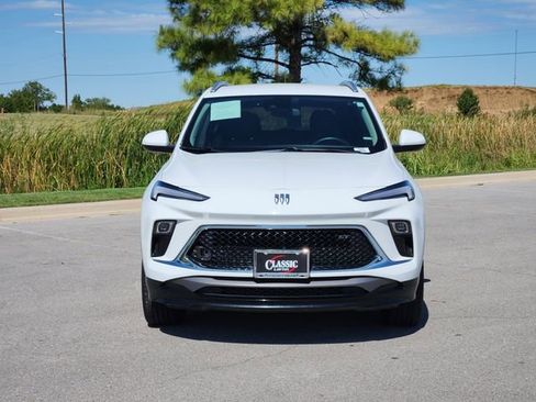 Used 2024 Buick Encore GX Sport Touring image 2