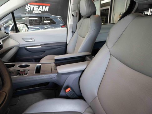 Used 2023 Toyota Sienna XLE w/ XLE Plus Package AWD/4WD image 10