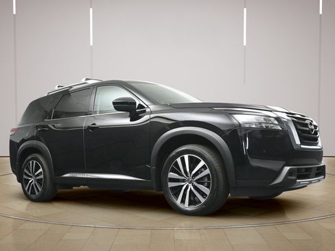 Certified 2025 Nissan Pathfinder Platinum w/ Cargo Package FWD image 27