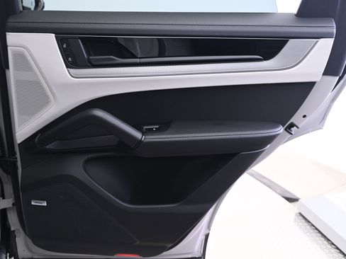 Used 2025 Porsche Cayenne image 16